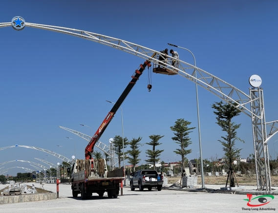 TRANG TRÍ CỘT ĐÈN LED QUẢNG TRƯỜNG