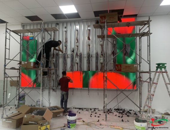THI CÔNG MÀN HÌNH LED PHÒNG MAKETING 