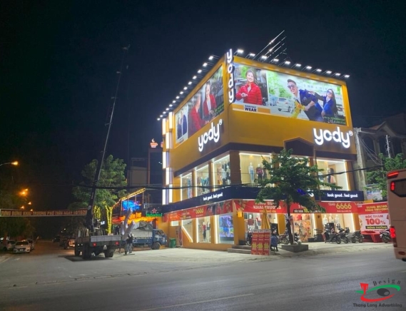 LÀM BIỂN QUẢNG CÁO CHO CHUỖI THỜI TRANG 
