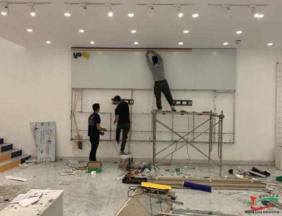 LÀM BIỂN QUẢNG CÁO CHO CHUỖI THỜI TRANG 