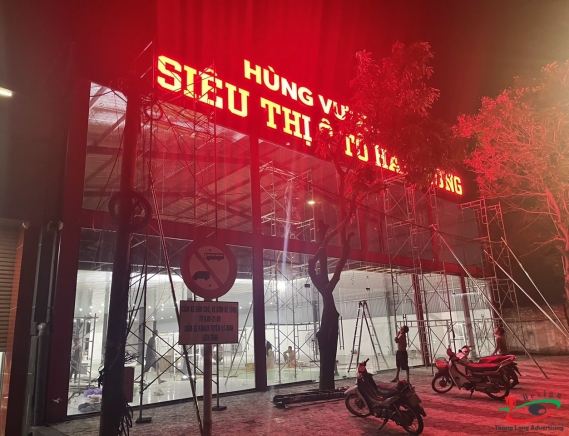 BIỂN QUẢNG CÁO CHỮ NỔI GẮN TRÊN TẤM TÔN PHUN SƠN MÀU