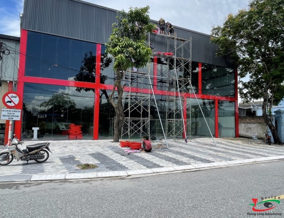 BIỂN QUẢNG CÁO CHỮ NỔI GẮN TRÊN TẤM TÔN PHUN SƠN MÀU