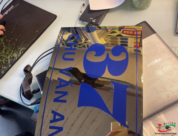 LÀM BIỂN SỐ NHÀ MICA DÁN ĐỀ CAN IN UV Ở HẢI DƯƠNG