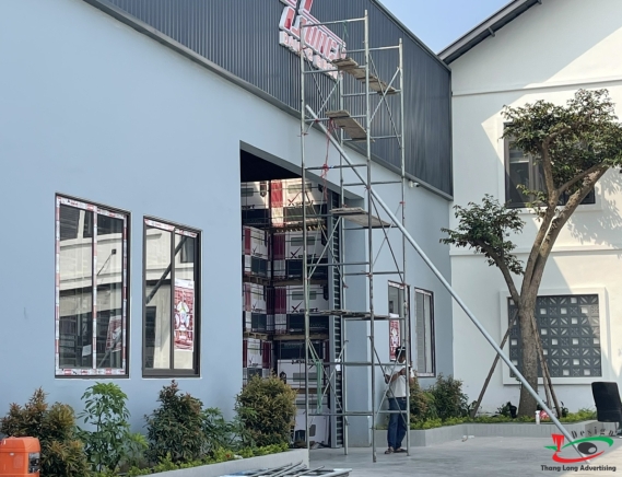 THI CÔNG LẮP ĐẶT LÔ GÔ CÔNG TY TRÊN CAO TẠI HẢI DƯƠNG