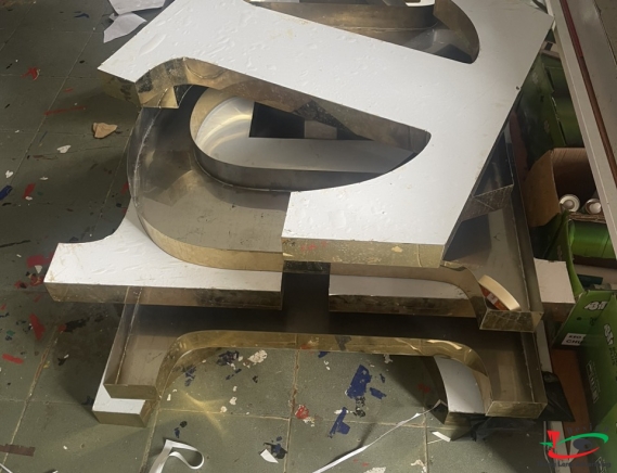 CHỮ INOX CHÂN DỰNG NỔI SANG TRỌNG 