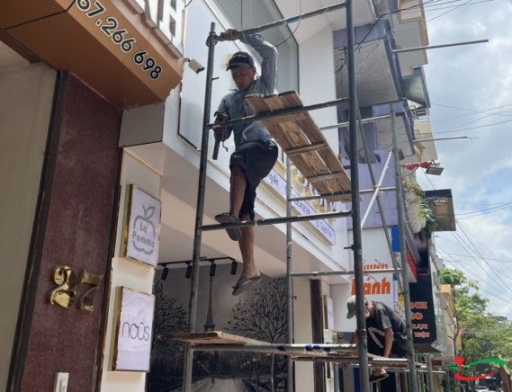CHỮ INOX CHÂN DỰNG NỔI SANG TRỌNG 
