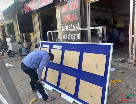 BẢNG KHUNG NHÔM GẮN MIKA