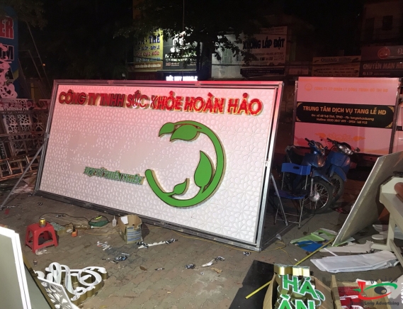 BIỂN QUẢNG CÁO PHUN XĂM CHỮ MICA TRÊN NỀN ALU MÀU