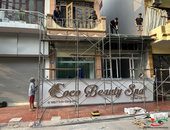 BIỂN QUẢNG CÁO PHUN XĂM CHỮ MICA TRÊN NỀN ALU MÀU