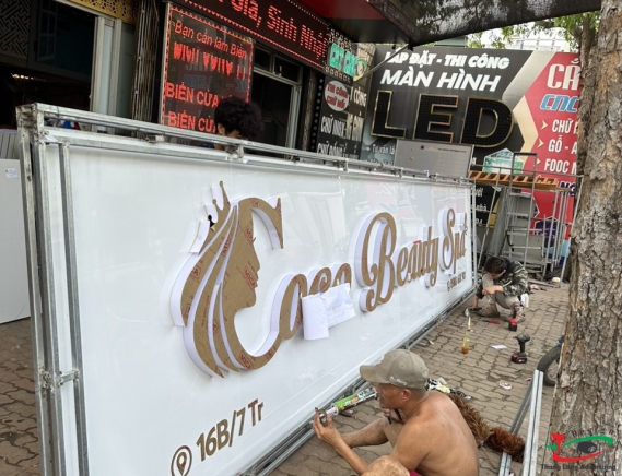 BIỂN QUẢNG CÁO PHUN XĂM CHỮ MICA TRÊN NỀN ALU MÀU