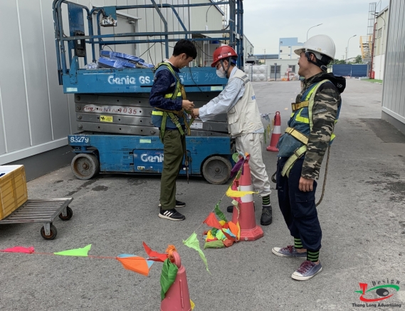 THI CÔNG LẮP ĐẶT LÔ GÔ CÔNG TY TRÊN CAO TẠI HẢI DƯƠNG