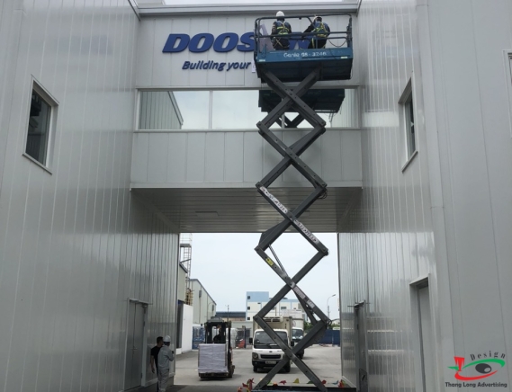THI CÔNG LẮP ĐẶT LÔ GÔ CÔNG TY TRÊN CAO TẠI HẢI DƯƠNG