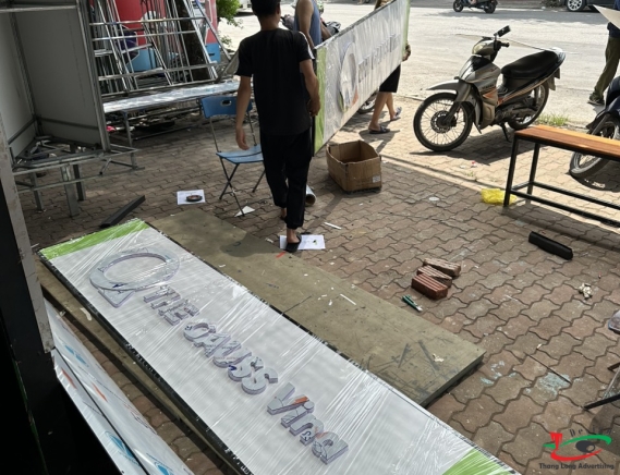 THI CÔNG LẮP ĐẶT LÔ GÔ CÔNG TY TRÊN CAO TẠI HẢI DƯƠNG